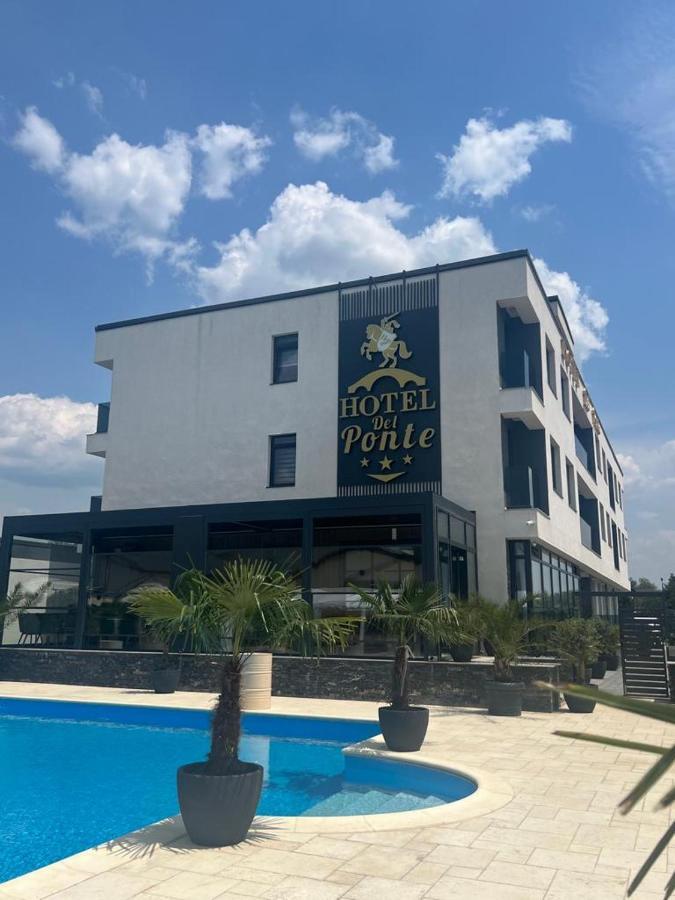 Hotel Del Ponte Тирговіште Екстер'єр фото